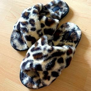 Faux fur slippers. Size M 7-8